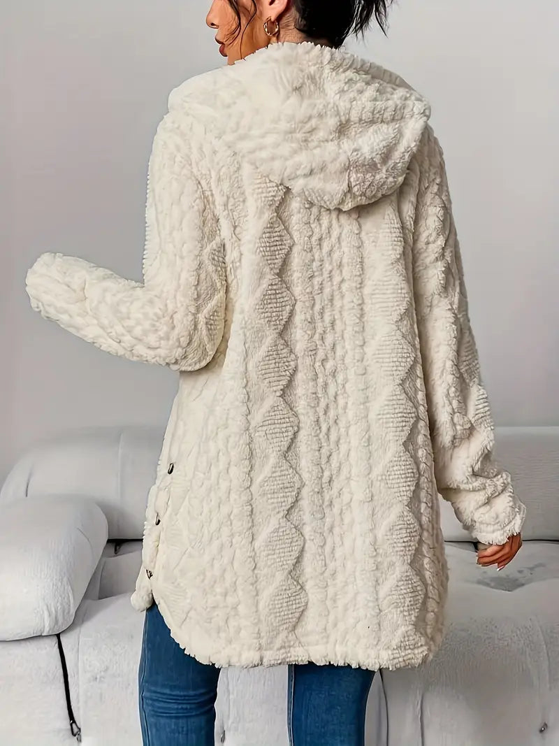 Cardigan beige Danoir Paris Elise Chic Douillet, doux et élégant, porté sur un mannequin, détail de la texture en laine.