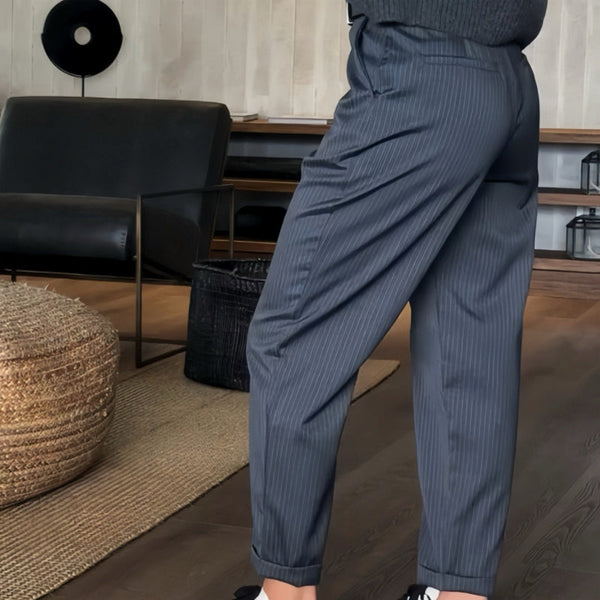 Pantalon élégant et polyvalent Mathilda de Danoir Paris en tissu bleu foncé, vue rapprochée de la jambe et de la couture.