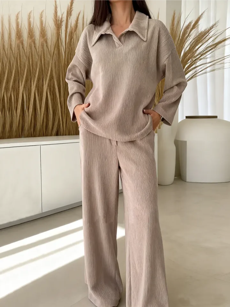 Ensemble Elena Danoir Paris beige doux et élégant, comprenant un haut et un pantalon, vue de face sur fond neutre.