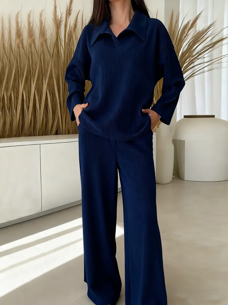Ensemble Elena doux et élégant de Danoir Paris, couleur beige, composé d’un haut et d’un pantalon en tissu léger.