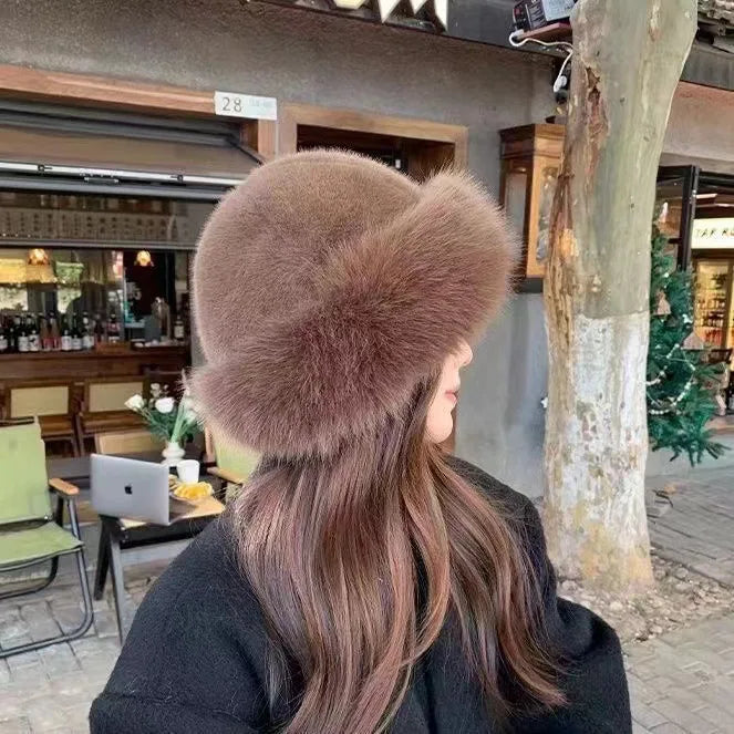 Chapeau d'hiver chic Abby de Danoir Paris, en laine douce avec bande élégante, porté en extérieur dans un style sophistiqué.