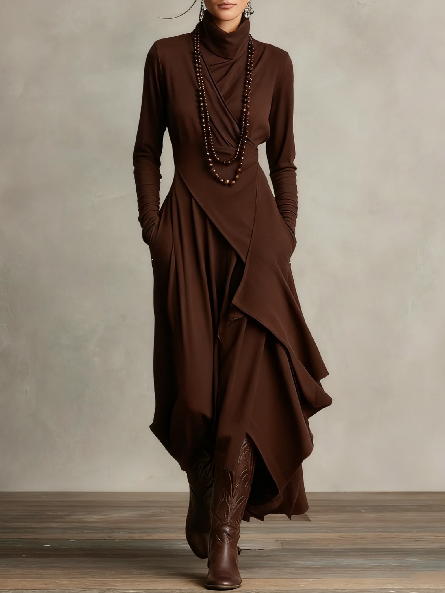 Robe en laine élégante Tanya de Danoir Paris, coloris brun, avec détails sophistiqués et coupe flatteuse, vue en gros plan.