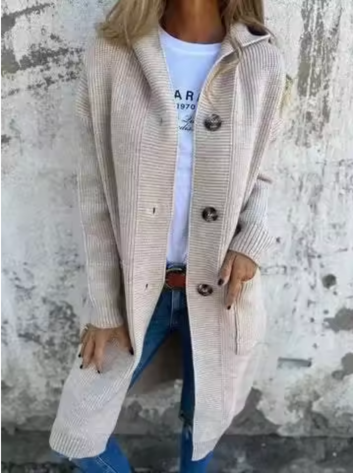 Cardigan long élégant Hope de Danoir Paris, en tissu fin, couleur neutre, porté sur un fond clair, vue de face.