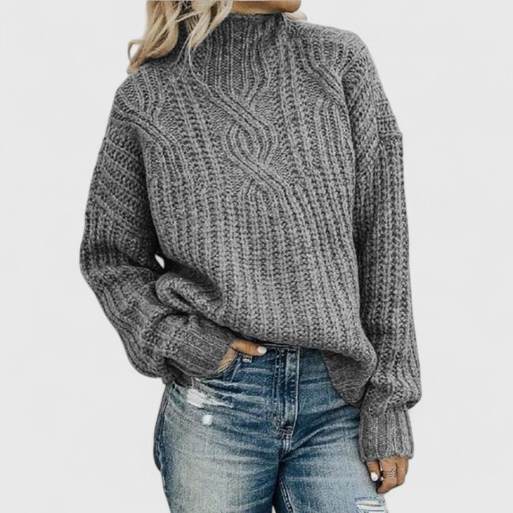 Pull torsadé Danoir Paris Lerynna, élégant, en maille fine, porté sur un mannequin avec col rond et manches longues.