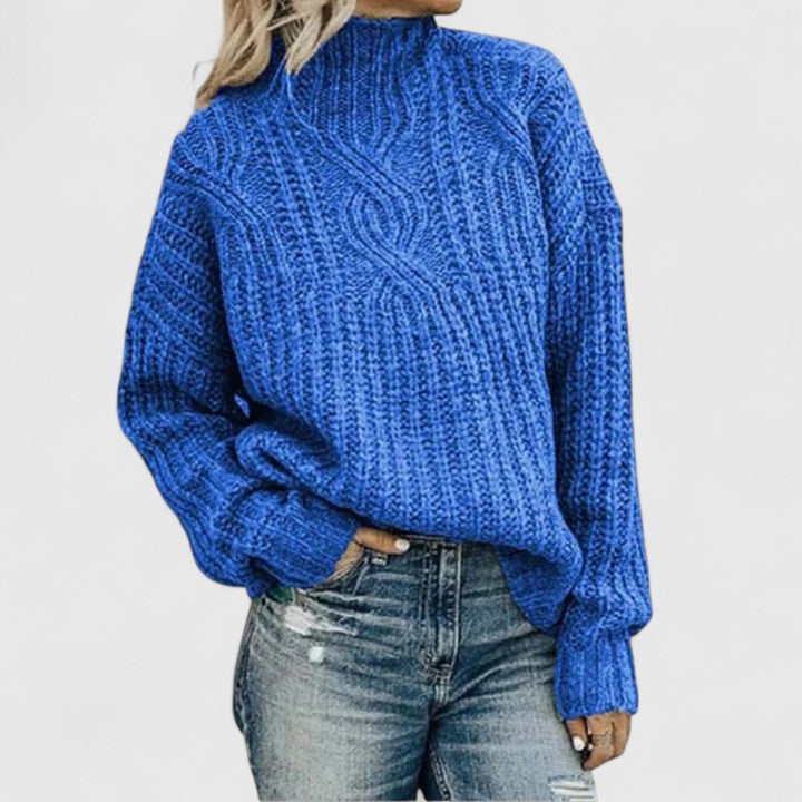 Pull torsadé élégant Lerynna de Danoir Paris, en tissu fin avec motif torsadé, porté sur mannequin avec fond neutre.