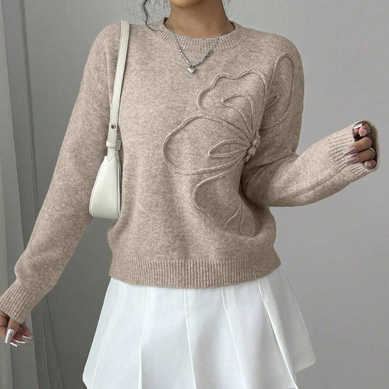 Pull élégant Danoir Paris Selvianora avec motif papillon, en tissu doux et finition raffinée, porté sur mannequin blanc.