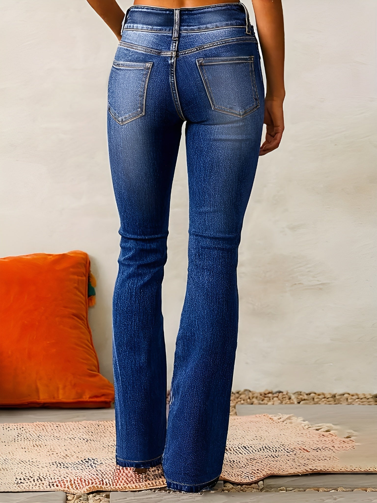 Jeans évasés Danoir Paris Alana, confortables, coupe fluide, denim bleu avec détails modernes, vue de face.