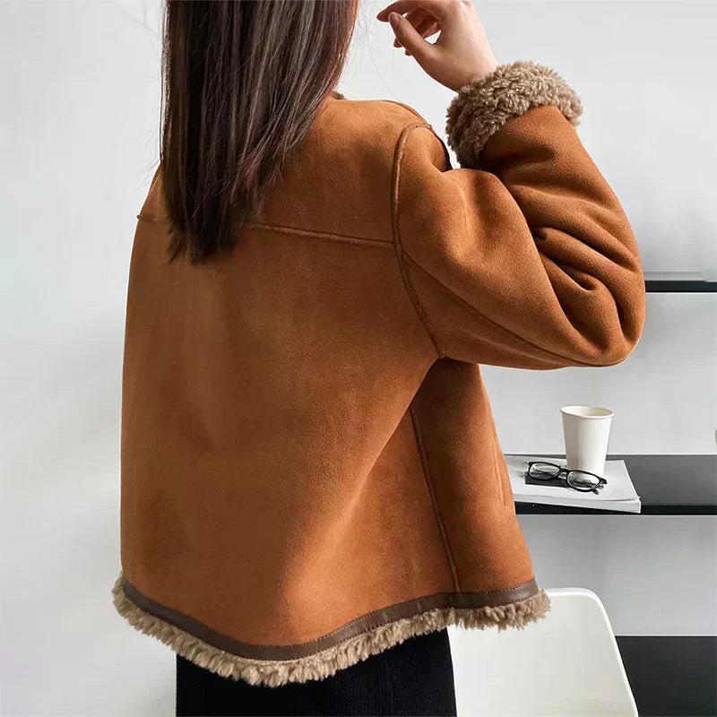 Veste en mouton marron Rosa de Danoir Paris, style chic, veste élégante en laine synthétique pour femmes.