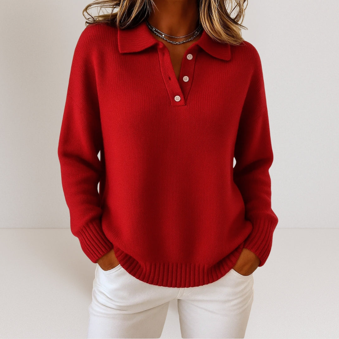 Pull en maille élégant Olivia de Danoir Paris, modèle FR1409, en tissu doux et raffiné, porté sur un fond neutre.