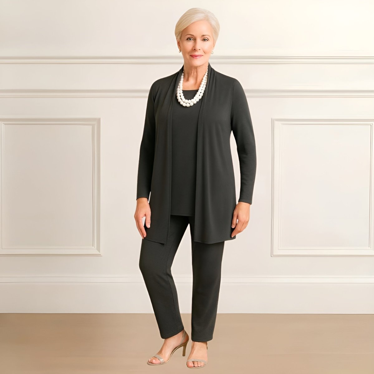 Ensemble élégant 3 pièces Rosy de Danoir Paris avec cardigan, top et pantalon, en tissu fluide dans une couleur rose pâle.