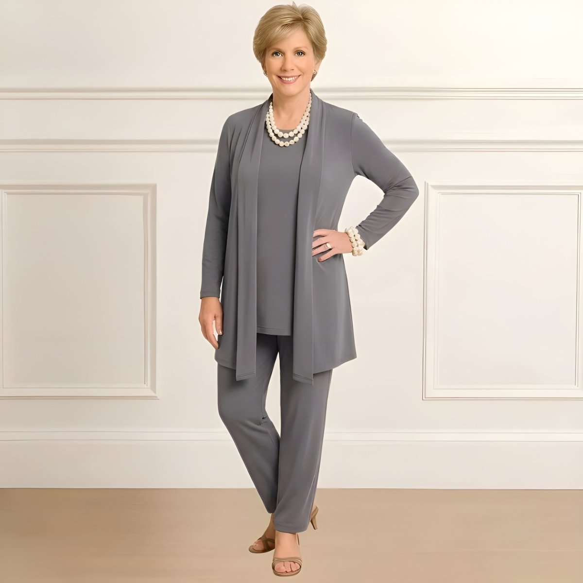 Ensemble élégant 3 pièces Rosy de Danoir Paris avec cardigan, haut et pantalon, en tissu fluide et sophistiqué, parfait pour une tenue chic