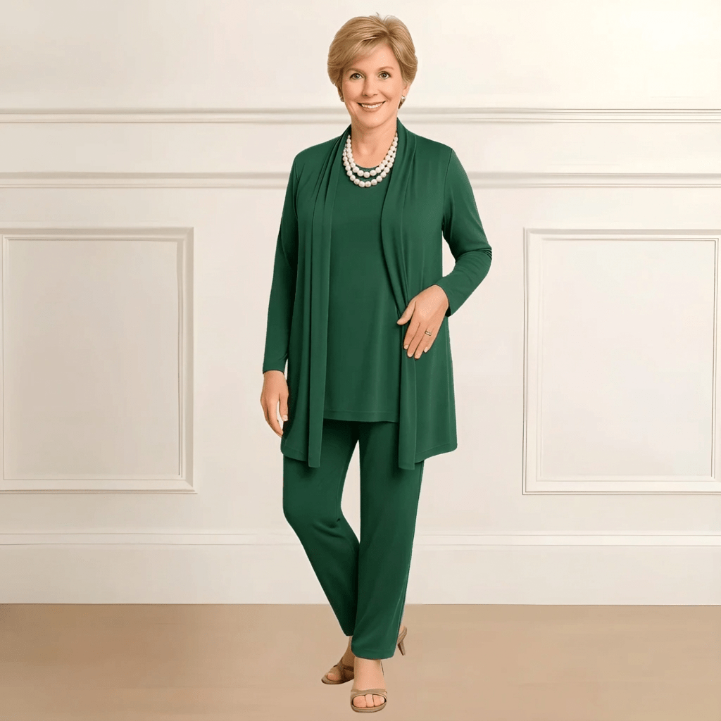 Ensemble élégant 3 pièces Rosy de Danoir Paris avec cardigan, haut et pantalons, en tissu doux, parfait pour une tenue chic.
