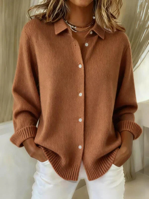 Cardigan long élégant Elisa de Danoir Paris en maille douce, couleur neutre, porté sur un mannequin.