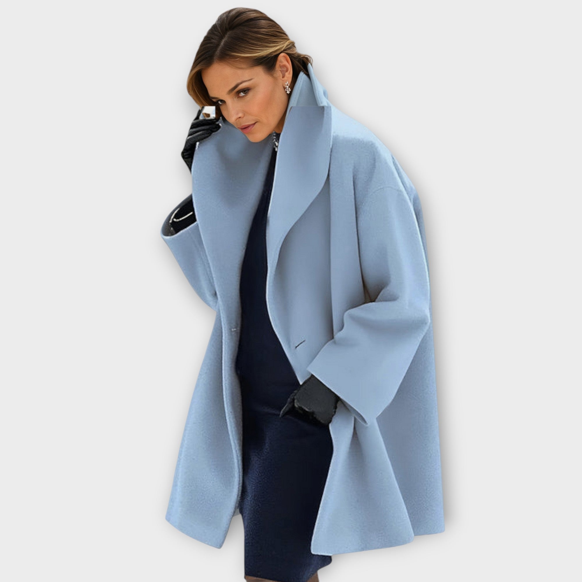 Manteau en laine élégant Bianchi de Danoir Paris, couleur bleue, coupe classique, porté sur un mannequin.