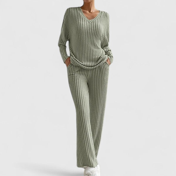 Ensemble de détente élégant Elin Danoir Paris, tissu doux et confortable, porté par un mannequin dans un cadre intérieur.