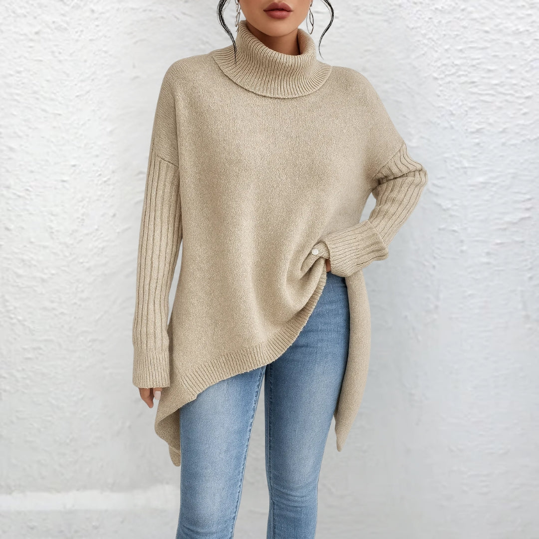 Pull polo élégant Brigitte de Danoir Paris, couleur neutre, en tissu doux, porté sur un mannequin.