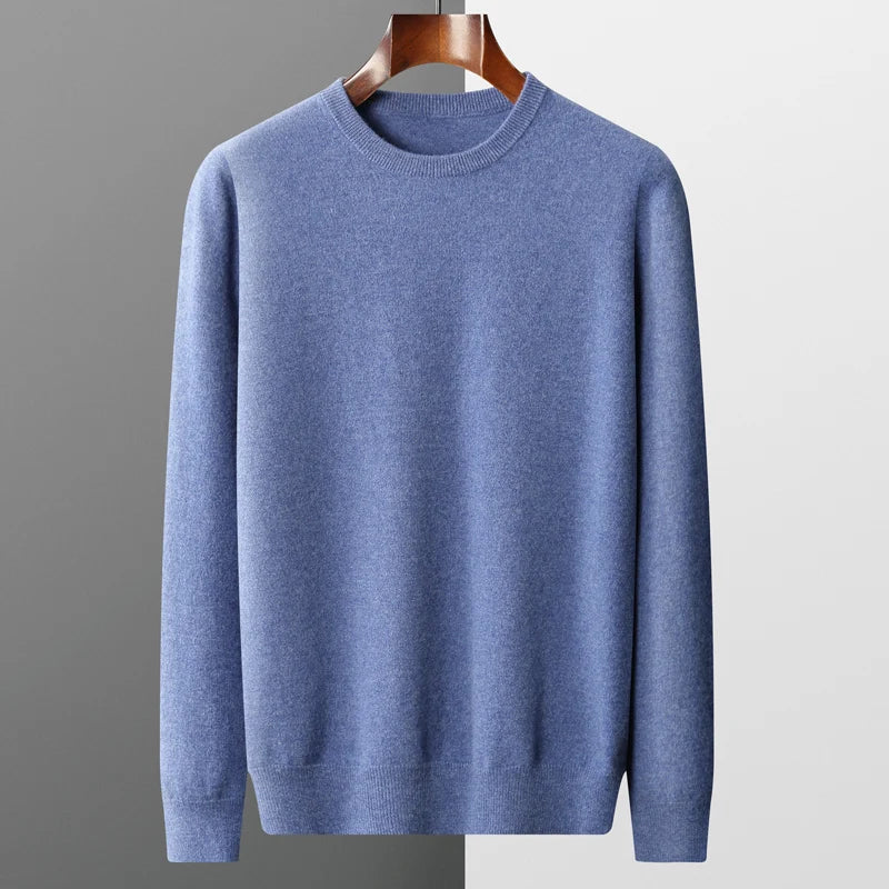 Pull en cachemire élégant Piero de Danoir Paris, en bleu marine, avec col rond et finitions sophistiquées visible sur l'image.