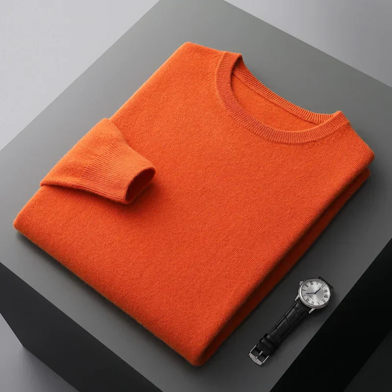 Pull en cachemire noir Danoir Paris Piero, élégant et doux, porté sur un mannequin avec col ras du cou et manches longues.