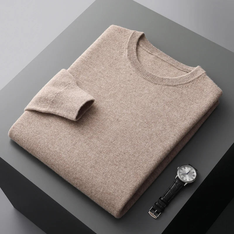Pull en cachemire Danoir Paris Piero, élégant, à col rond, couleur gris clair, finition soignée, porté sur mannequin.