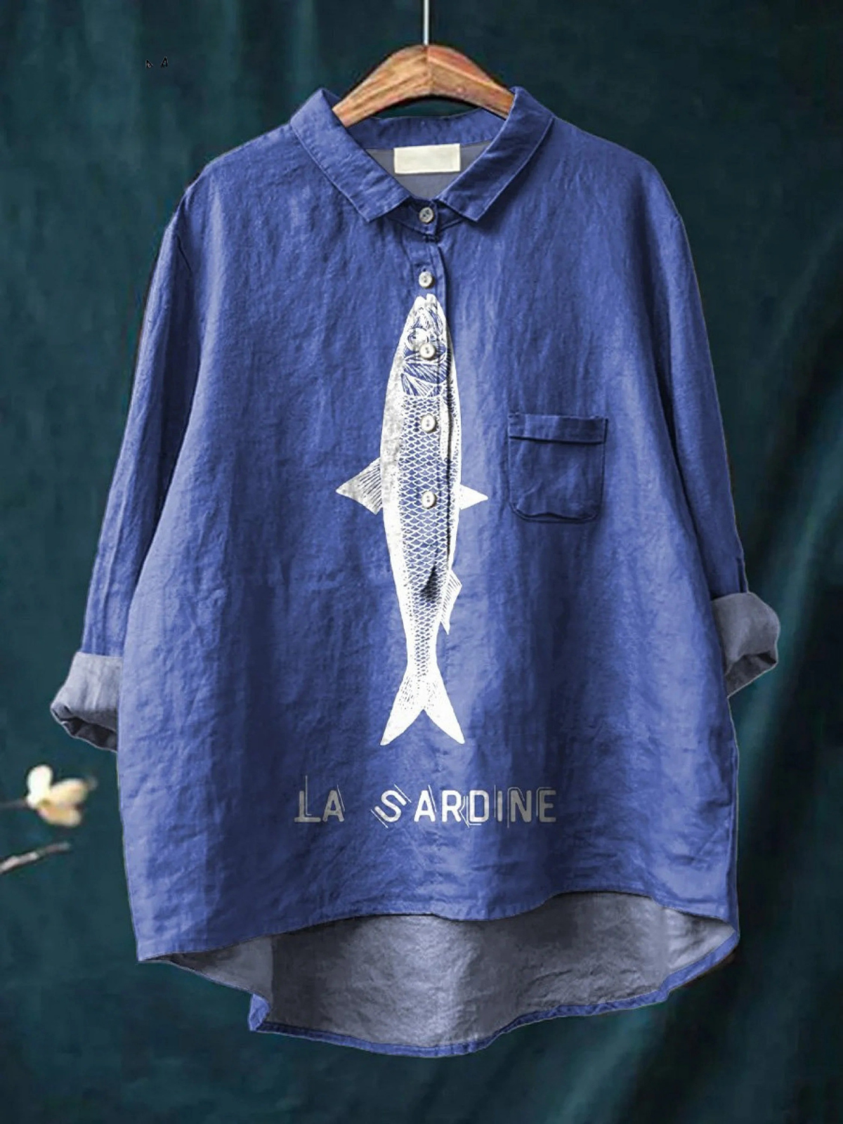 Chemise légère élégante Sophie de Danoir Paris en tissu bleu, vue front avec col et manches longues.