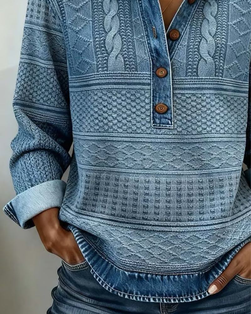 Pull décontracté en denim Sofia de Danoir Paris, visage en tissu bleu avec détails de couture visibles.
