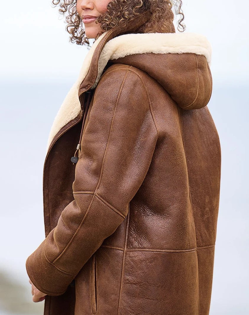 Manteau chaud et élégant Lunavelline de Danoir Paris, coloris marron, style sophistiqué pour femmes, vue de face.