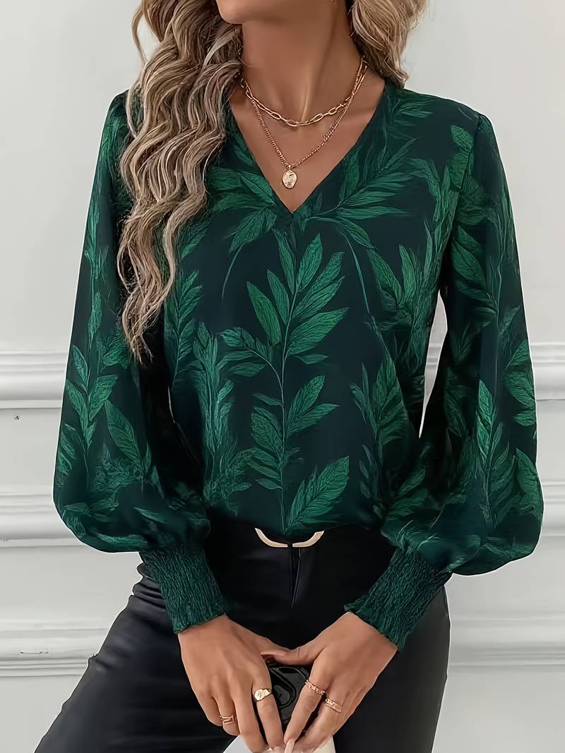 Blouse élégante à imprimé feuilles Ruchama par Danoir Paris, tissu fluide et coupe moderne, portée avec accessoires.