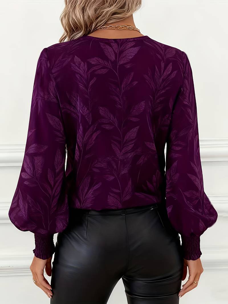 Blouse élégante à imprimé feuilles Ruchama Danoir Paris, tissu fluide et coupe raffinée, portée avec manches longues.