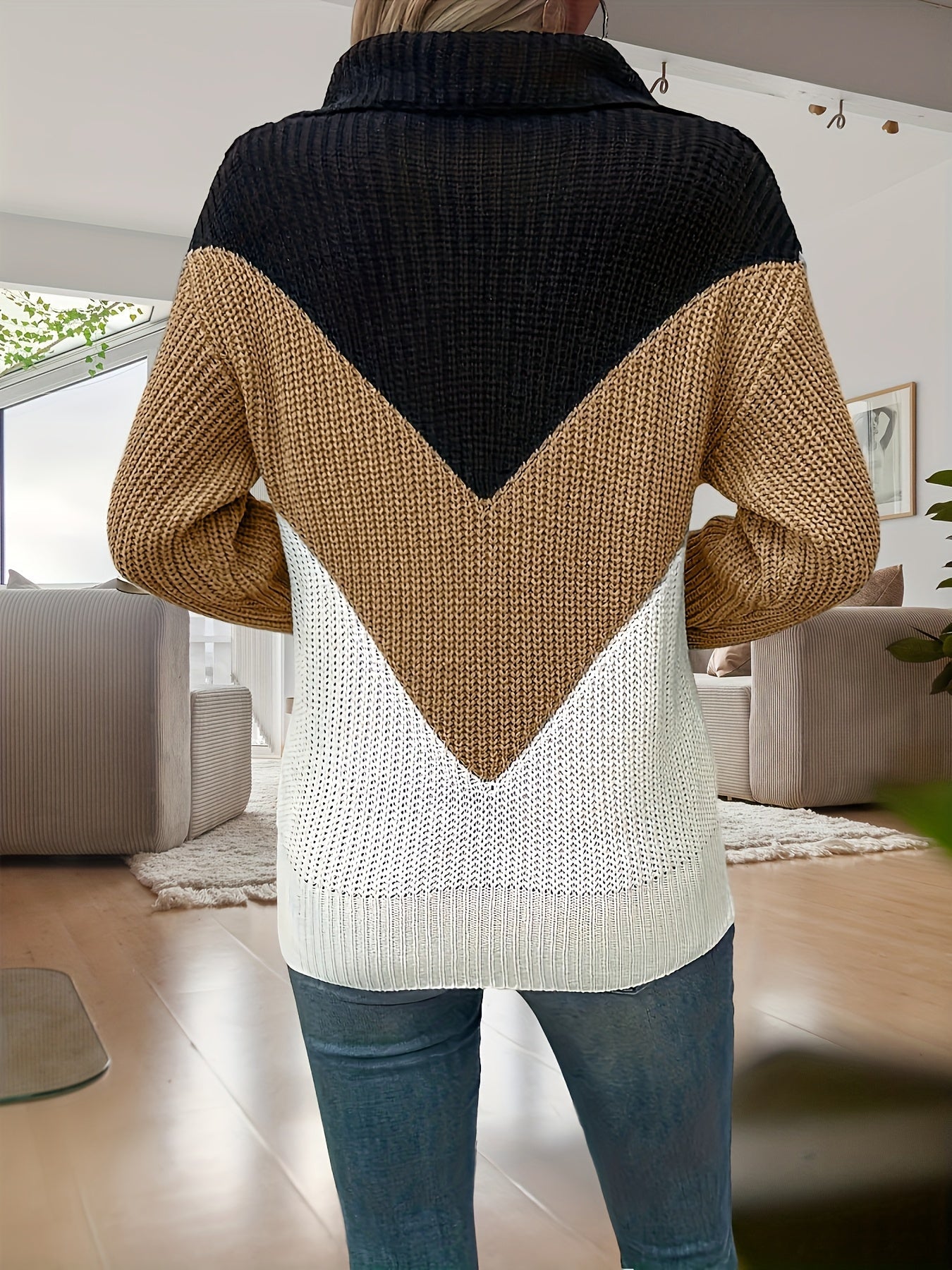 Pull décontracté Kathrin à col zippé de Danoir Paris, avec manches longues et coupe confortable, couleur neutre.