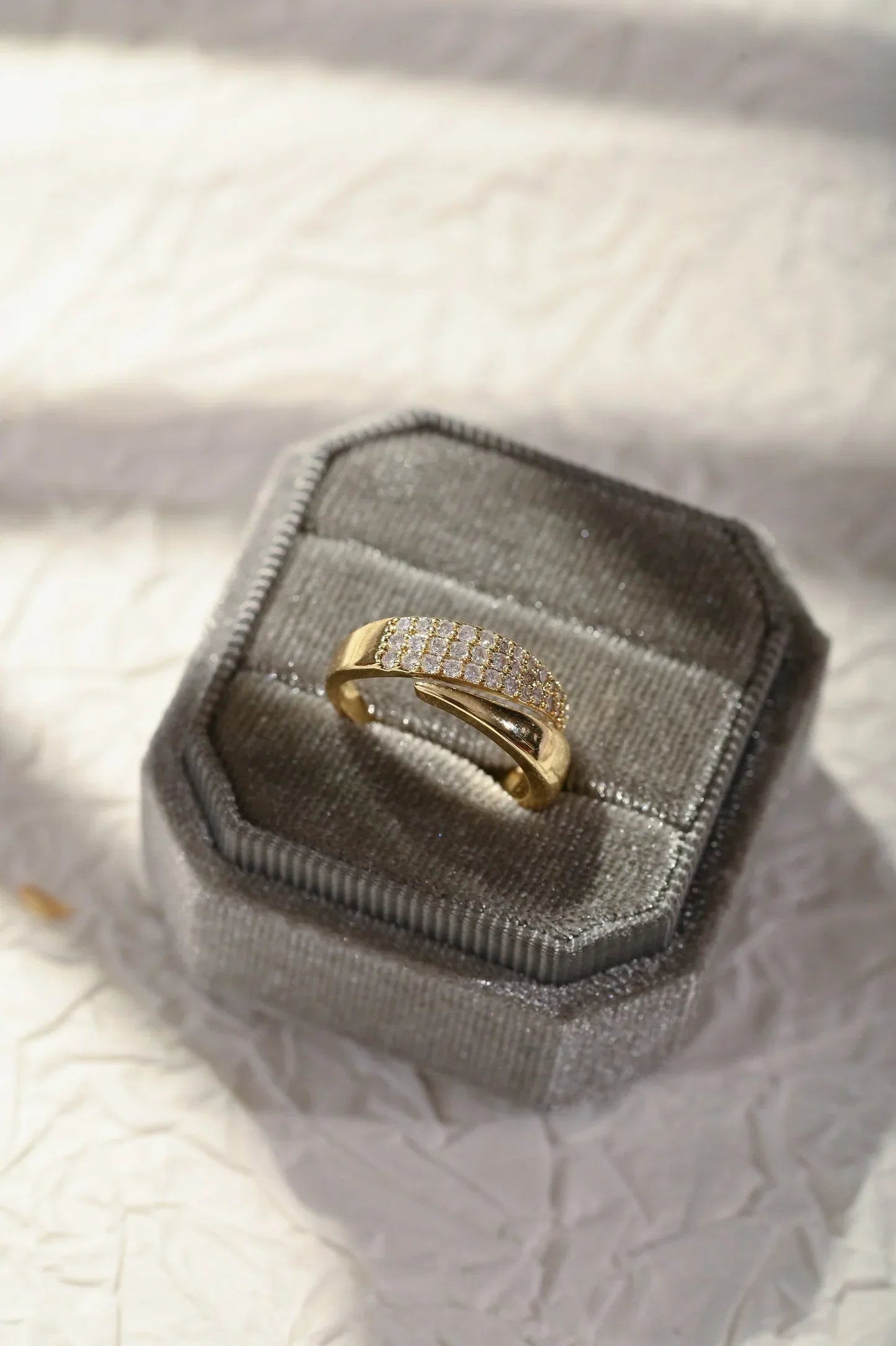 Anneau ajustable Sophie de Danoir Paris, élégante bague en métal avec finition raffinée, vue en gros plan.