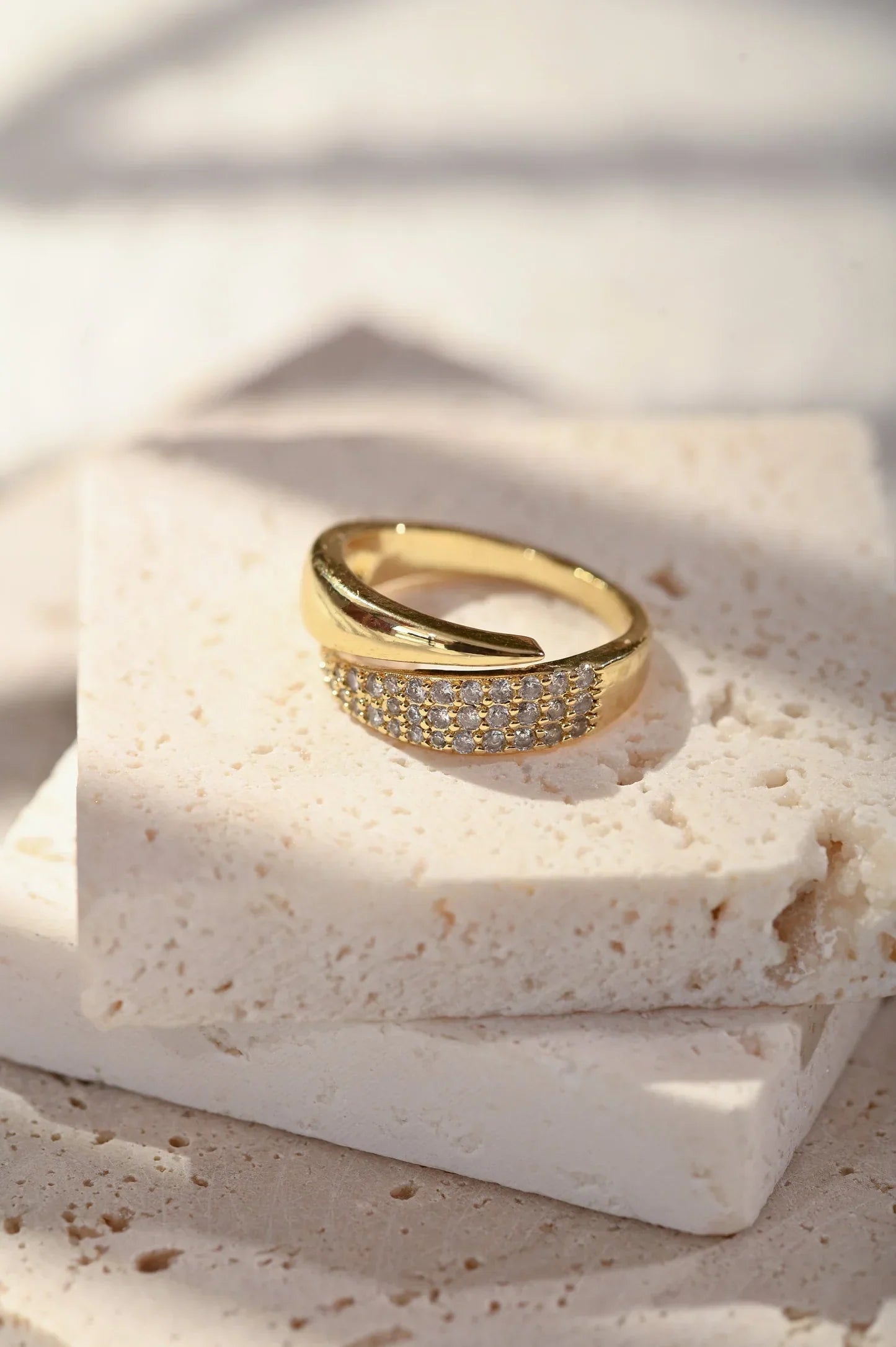 Anneau ajustable Sophie de Danoir Paris, bague élégante en métal fin avec finition brillante, ajustable pour un confort parfait.