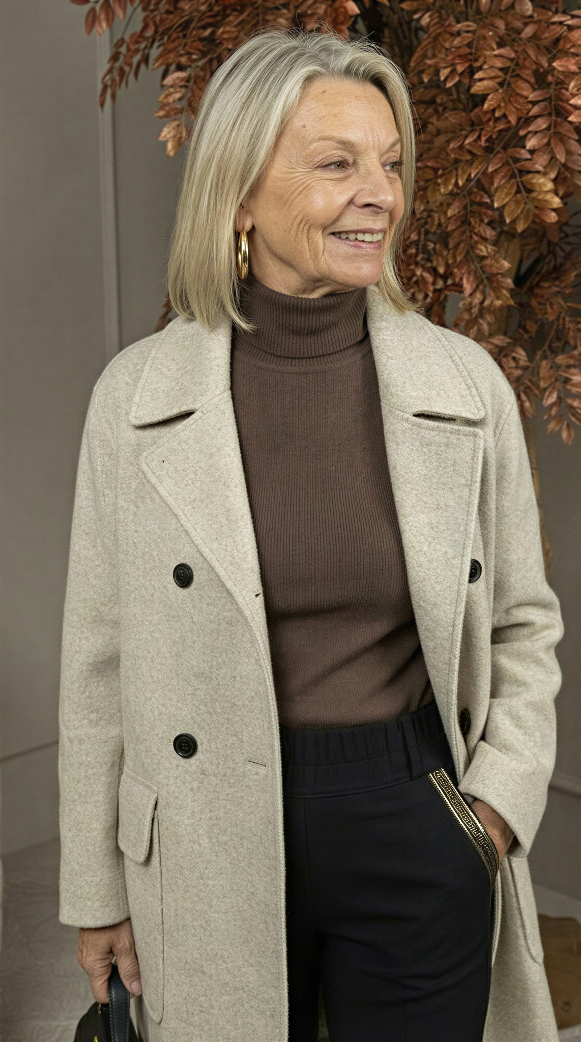 Manteau cachemire élégant Megan de Danoir Paris, en beige, avec coupe sophistiquée et détails raffinés.