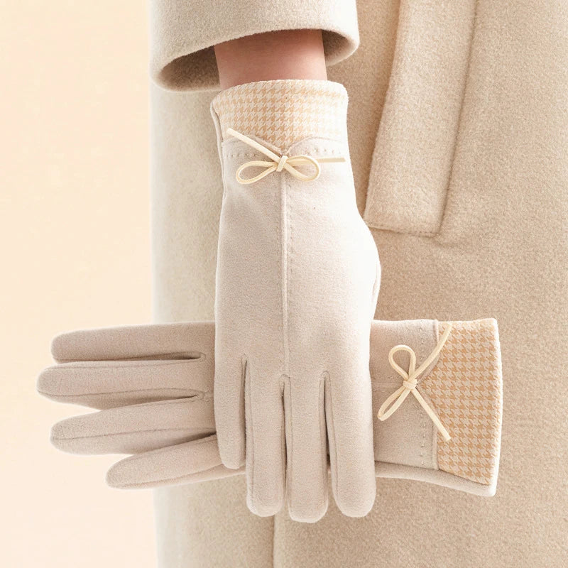 Gants en cachemire élégants Danoir Paris Emily, finition raffinée, couleur neutre, douceur visible, parfait pour l'hiver.
