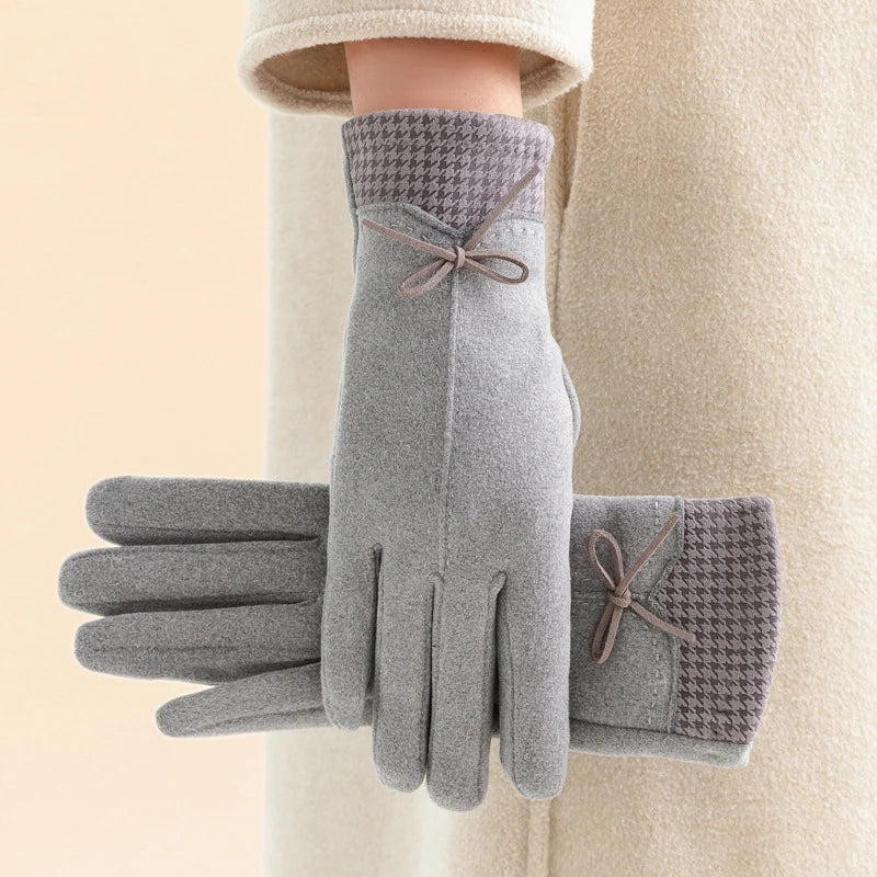 Gants en cachemire élégants Danoir Paris Emily, finition douce et raffinée, en cachemire beige avec détails sophistiqués.