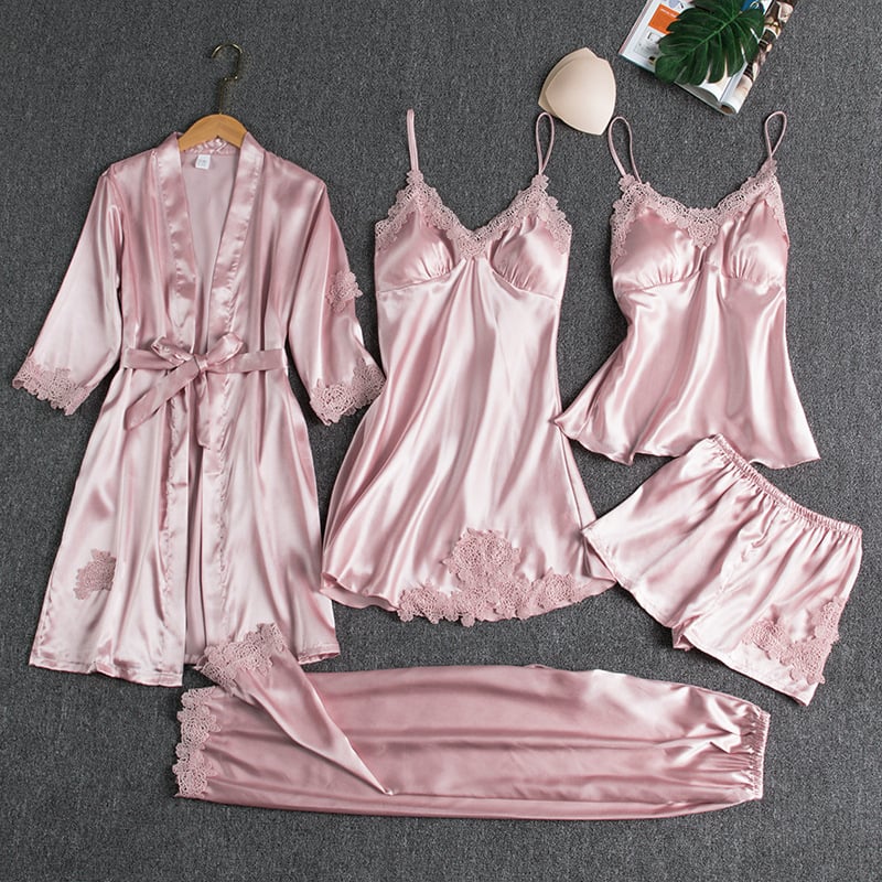 Ensemble de nuit élégant Rebecca de Danoir Paris, pyjama fluide avec dentelle et détails raffinés, vue de face.