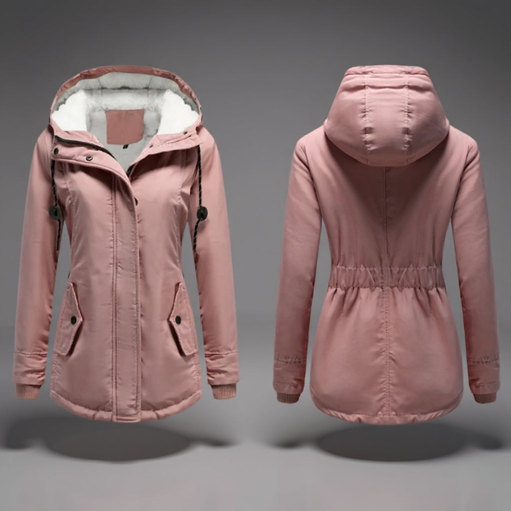 Manteau quotidien pratique Danoir Paris, modèle FR1522, en tissu beige avec capuche et poches, porté en extérieur.