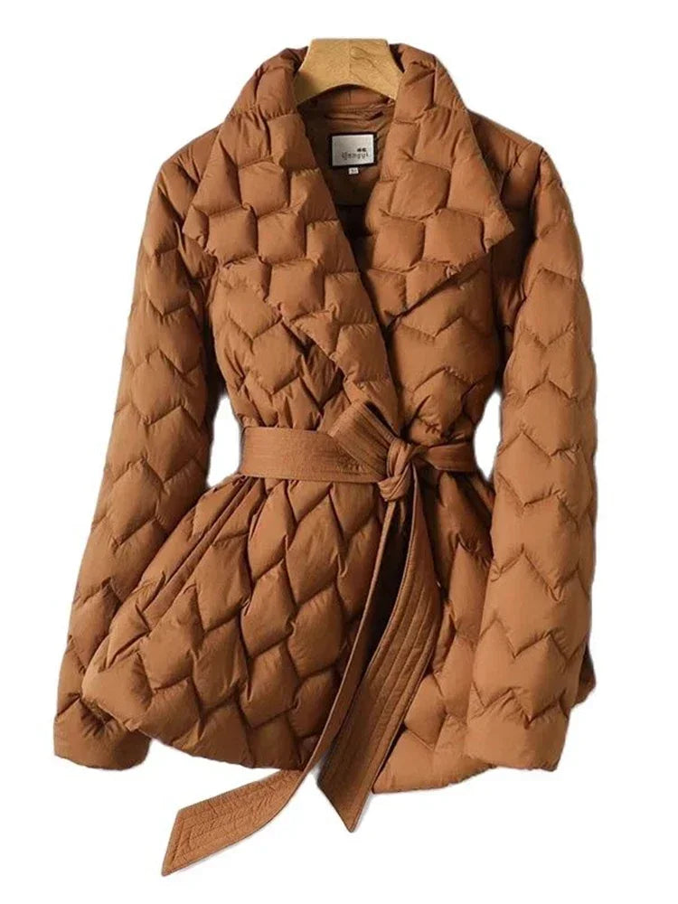 Veste d'hiver élégante Sophia de Danoir Paris en marron, coupe sophistiquée, tissu chaud et confortable, vue frontale.