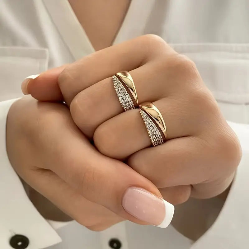 Bague symbolique élégante Leyna de Danoir Paris, finition raffinée, portée sur le doigt, style sophistiqué.
