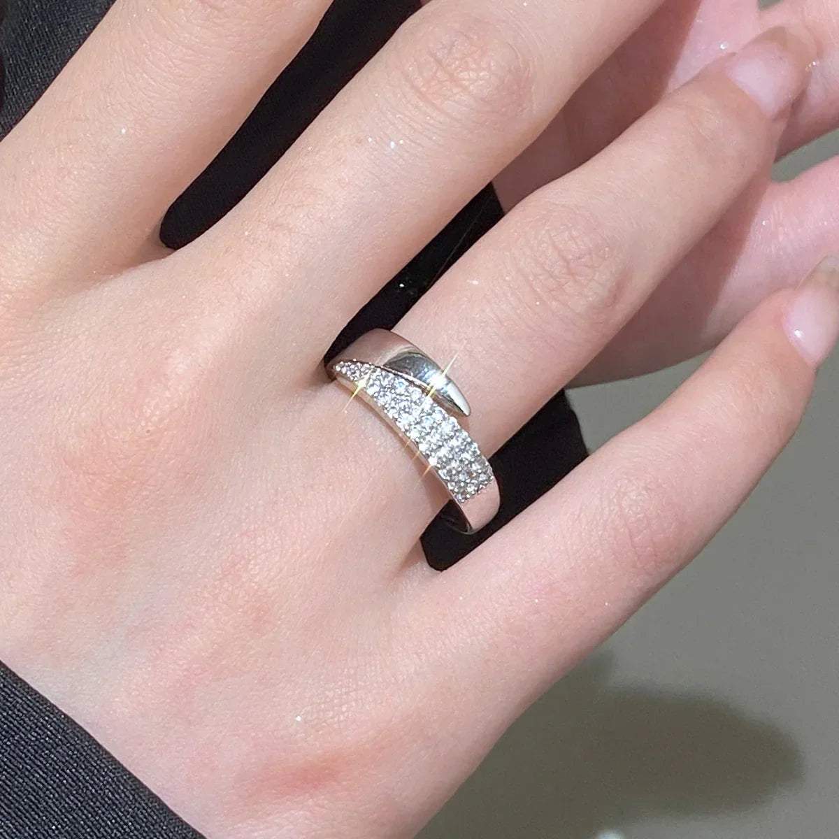 Bague symbolique élégante Leyna de Danoir Paris en or avec détails raffinés, vue en gros plan sur un fond neutre.