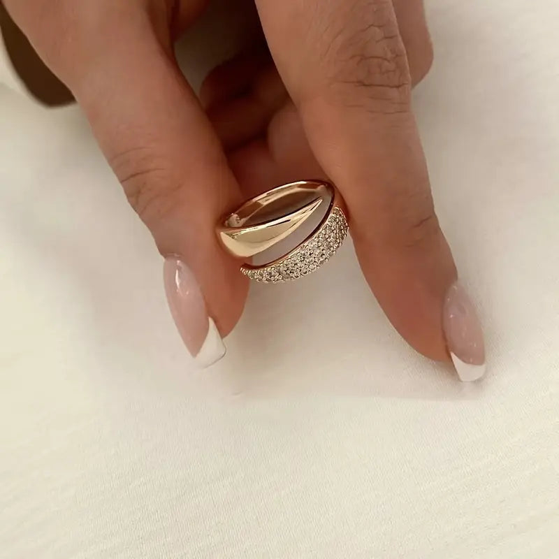 Bague symbolique élégante Leyna de Danoir Paris en argent avec motif raffiné visible sur cette image.