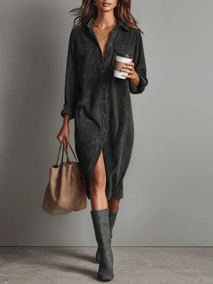 Robe élégante décontractée Sophie de Danoir Paris, tissu fluide et coupe sophistiquée, portée avec accessoires pour un look chic.