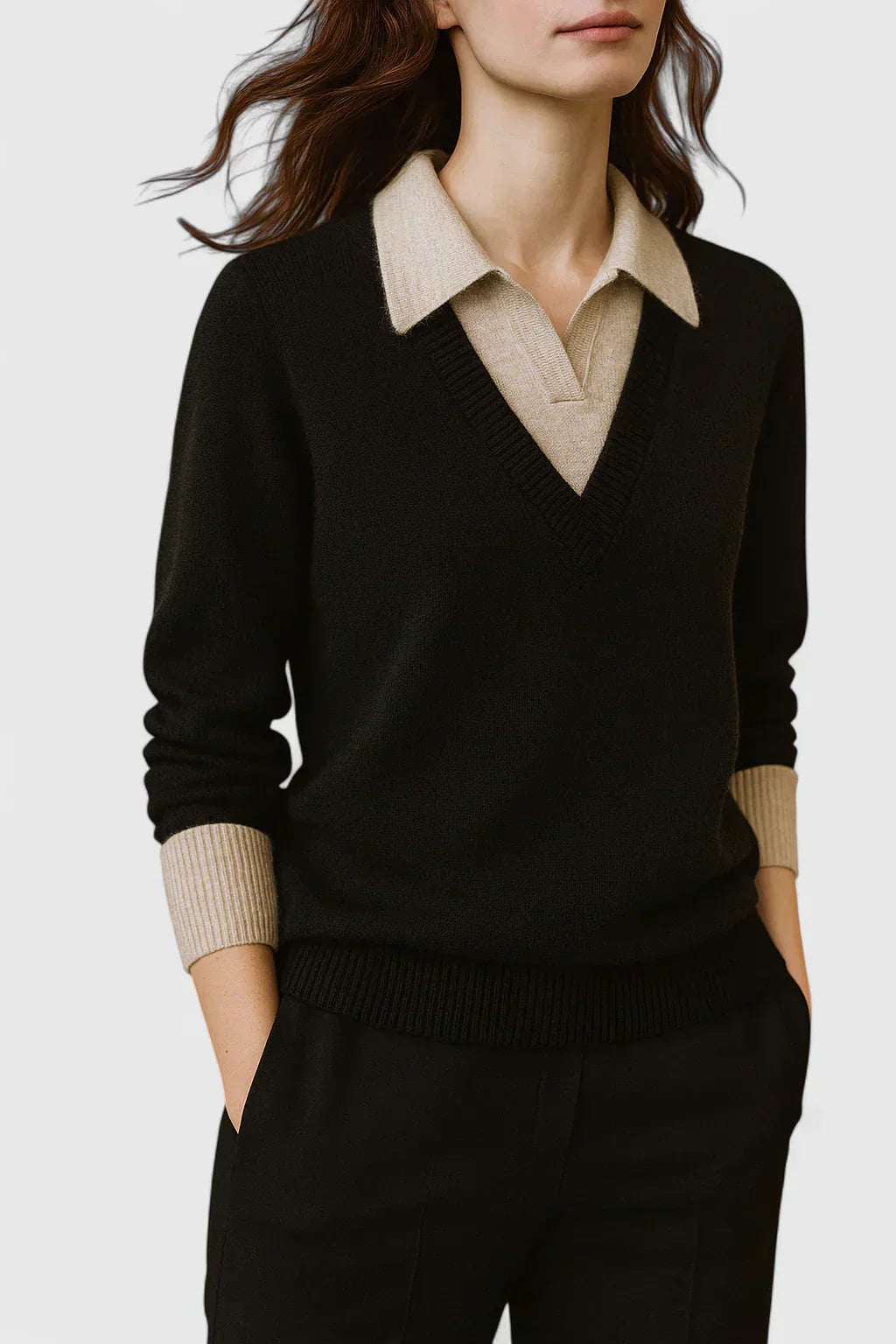 Pull chic en cachemire Danoir Paris, modèle FR1558, couleur élégante, porté avec col roulé et détails sophistiqués.