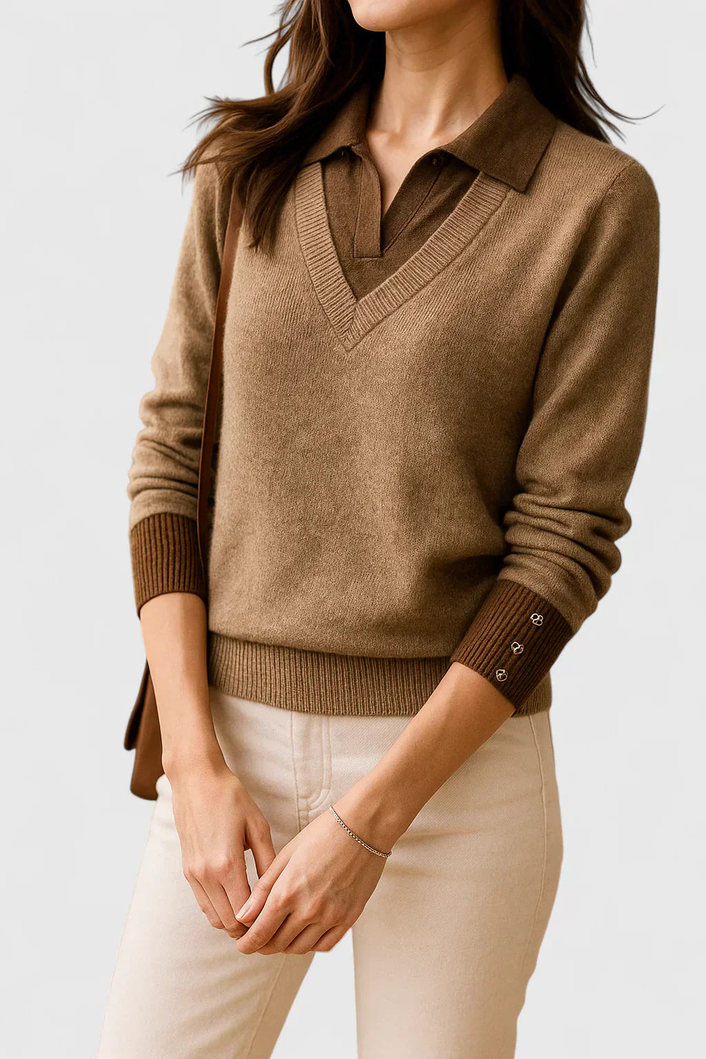 Pull chic italien Jovi en cachemire élégant, porté par un mannequin, couleur neutre, style sophistiqué, marque Danoir Paris.