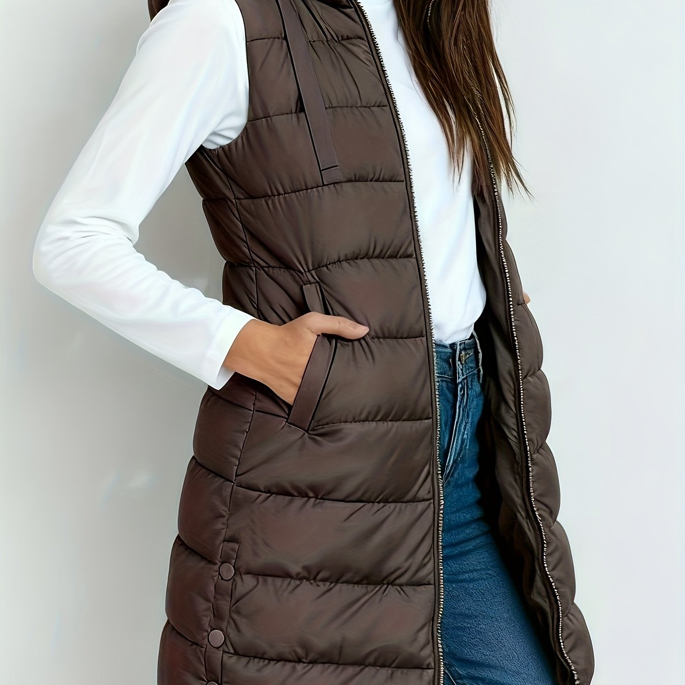 Veste à capuche chic Danoir Paris Emelia, style élégant et moderne, en tissu sombre, pour un look tendance et confortable.