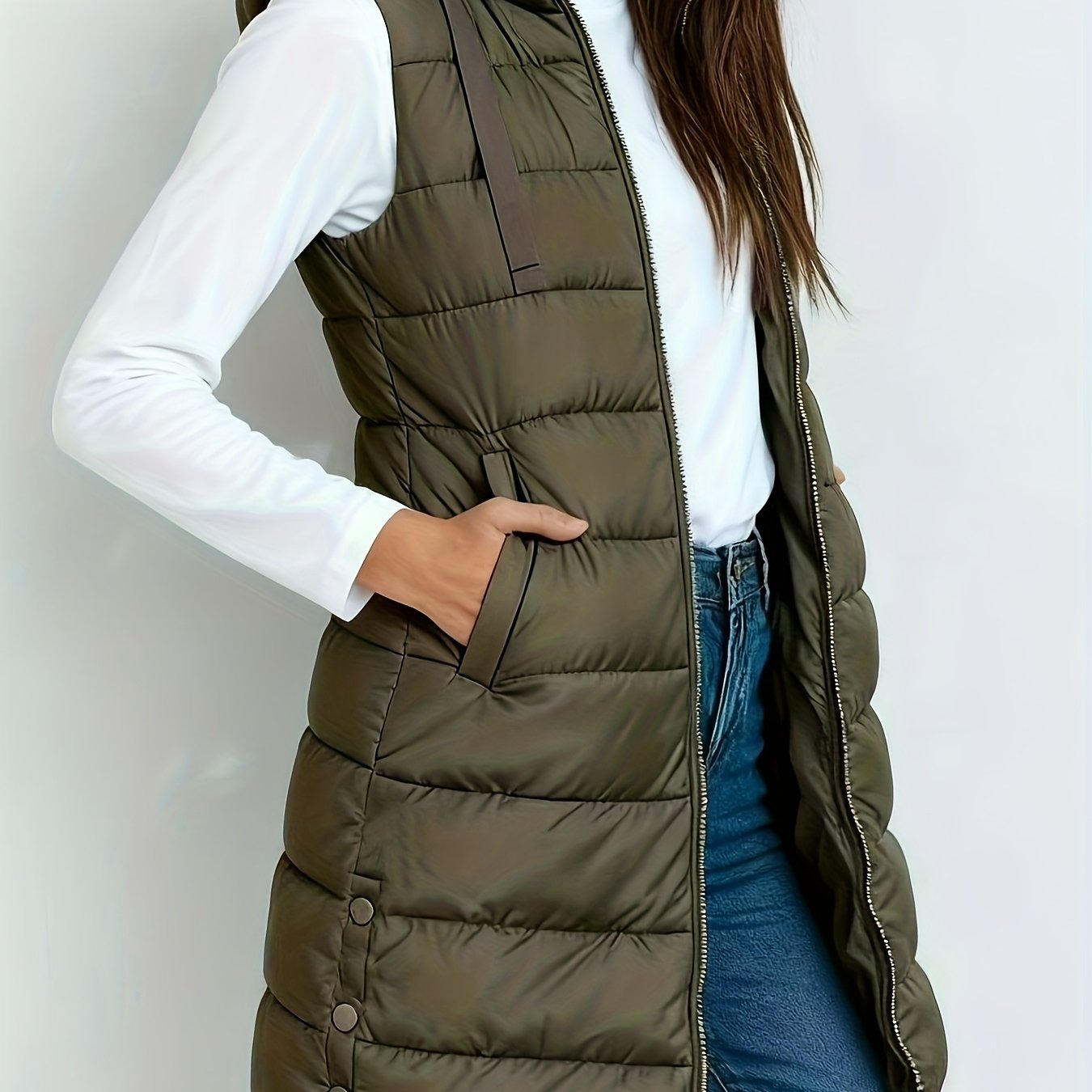 Veste à capuche chic Danoir Paris Emelia, en tissu léger, couleur neutre, portée ouverte avec capuche ajustable.