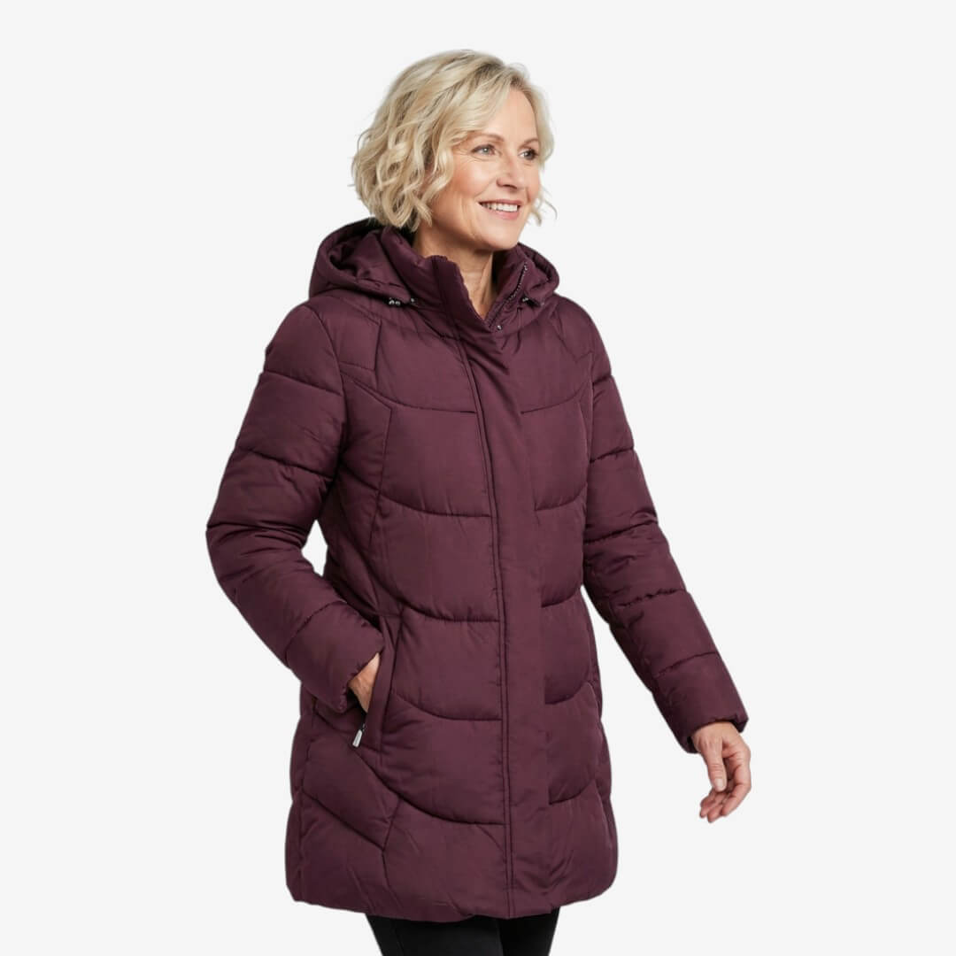Manteau matelassé chic Adeline de Danoir Paris, coupe élégante, couleur neutre, détails sophistiqués, porté sur mannequin.