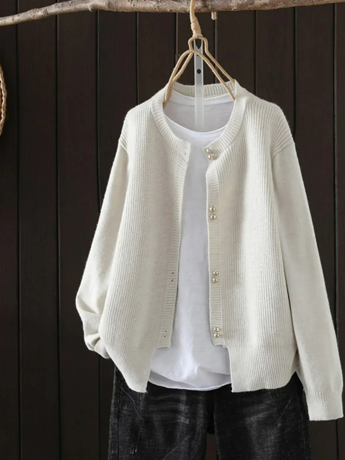 Cardigan sophistiqué Elara de Danoir Paris en tricot, couleur neutre, porté sur un modèle, détail du tissu doux et élégant.