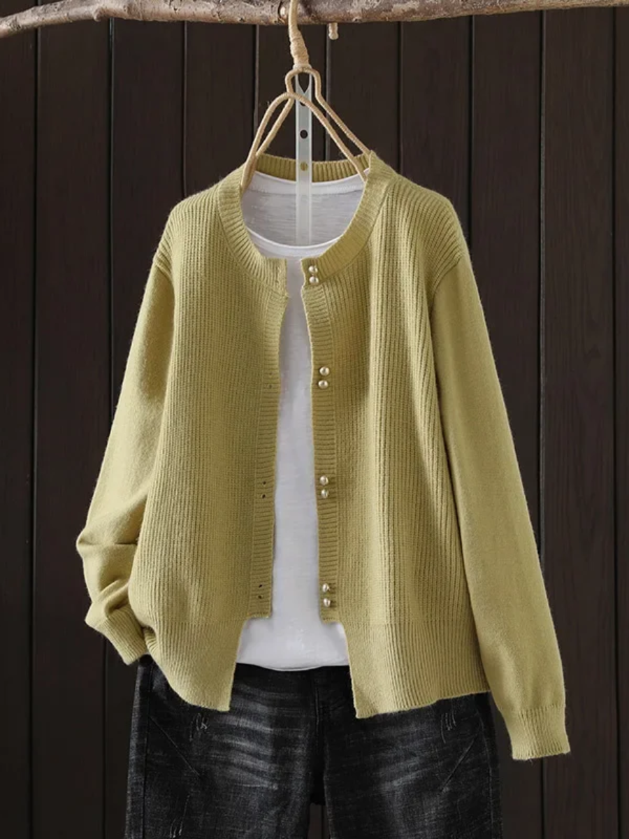 Cardigan sophistiqué Elara en tricot Danoir Paris, coupe élégante et texture douce, parfait pour un style chic et confortable.