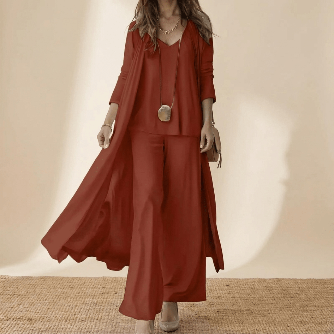 Ensemble élégant 3 pièces Barbara de Danoir Paris en tissu taupe, comprenant veste, pantalon et top.