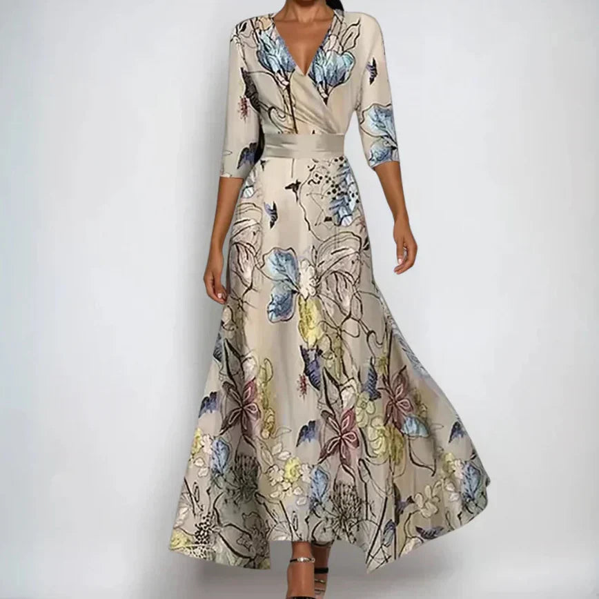 Robe florale de luxe Emily de Danoir Paris, tissu fluide avec motifs floraux élégants, portée en soirée ou pour une occasion spéciale.